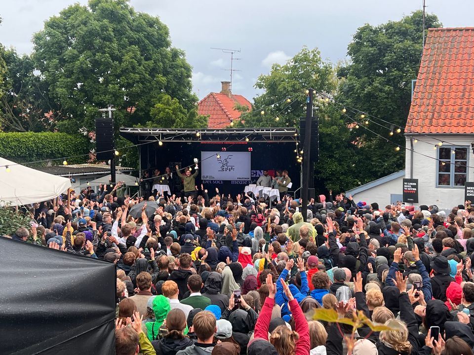Rasmus Emborg løfter pokalen og er vinder af DM i Debat 2026