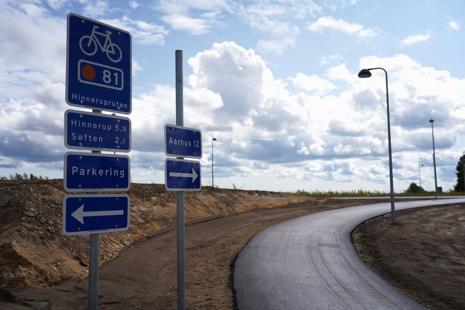Cyklisterne får nu en bedre asfalt af køre på og en kortere rute mellem Søften og Aarhus. Foto: Vejdirektoratet