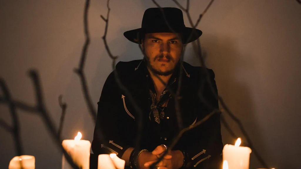 Americana, folk, country og rootsrock med en filmisk og mørk nerve.